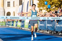 Vid Botolin, študent FSD, zmagovalec 28. Ljubljanskega maratona na razdalji 10 km, prihaja v cilj.