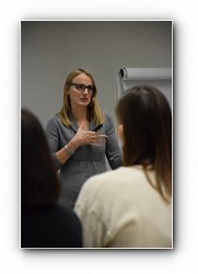 Slovenska filantropija: Tjaša Arko, univ. dipl. prof. likovne umetnosti, vodja programa Prostovoljstvo in Tina Velišček, univ. dipl. socialna pedagoginja, vodja Dnevnega centra za migrante in vodja terenskega odziva