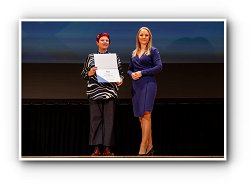 Alenka Gril s priznanjem ob direktorici ARIS Tjaši Dobnik