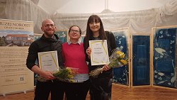 Nagrajena Tine Drašak in Eva Lipvšek z mentorico doc.dr. Vero Grebenc.