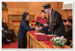 Prejemnica naziva redna profesorica dr. Jana Mali iz Fakultete za socialno delo prejema diplomo iz rok rektorja Univerze v Ljubljani, prof. dr. Gregorja Majdiča.
