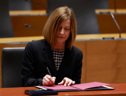 Izr. prof. dr. Barbara Kresal Fakultete za socialno delo – nova ustavna sodnica podpisuje zaprisego v Državnem zboru Republike Slovenije.