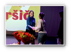 Anuška Podvršič jprejema nagrado ženske o ženskah Društva za promocijo žensk v kulturi – Mesto žensk