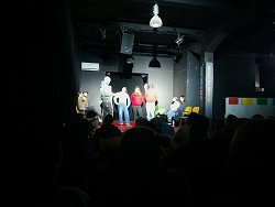 Študenti udeleženci impro lige na odru