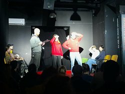 Študenti na odru v akciji