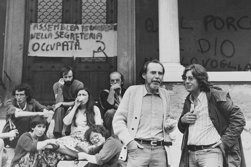 Stalna skupščina v zasedenem tajništvu -- pred njo skupina z Robertom Castelom ob Shodu mreže alternativ psihiatriji v Trst 1975 Réseau727 Stalna skupščina v zasedenem tajništvu -- pred njo skupina z Robertom Castelom ob Shodu mreže alternativ psihiatriji v Trst 1975 Réseau727