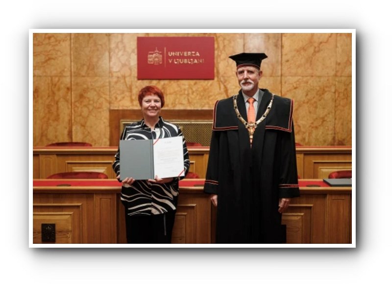 Alenka Gril s priznanjem in rektorjem UL Gregorjem Majdičem